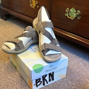 Earth Origins Savoy Slade Taupe and Brown Velcro NEW Size 9
